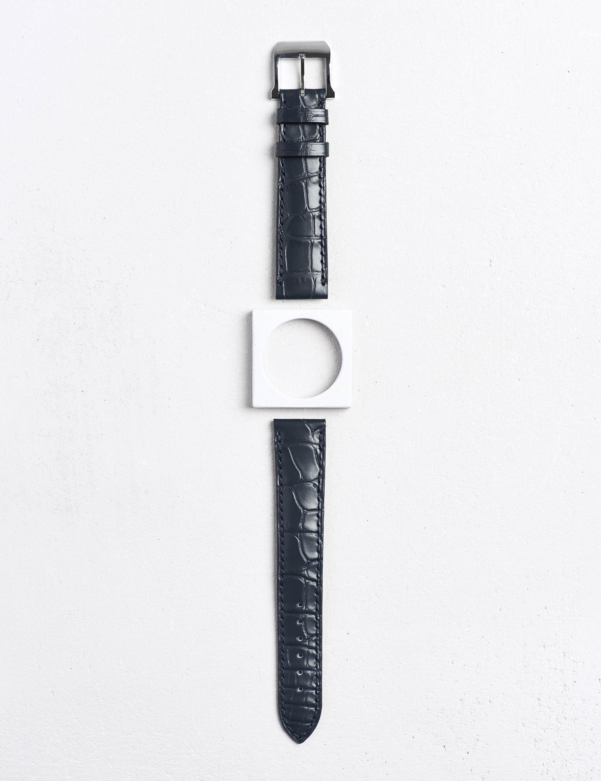 Bracelet Camille Fournet Alligator mat écailles carrées bleu moyen